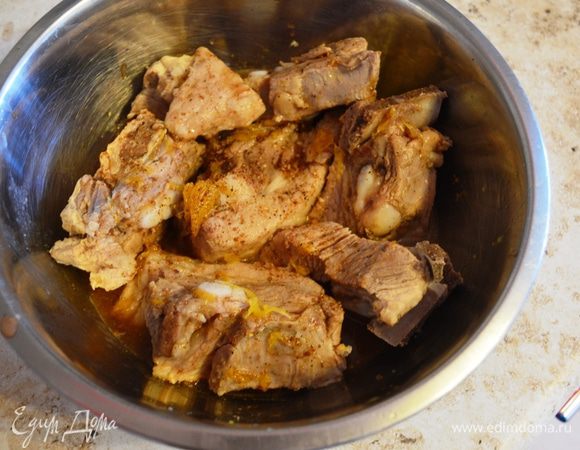 Заправляем отваренные ребрышки полученным маринадом и в холодильник на 3-4 часа