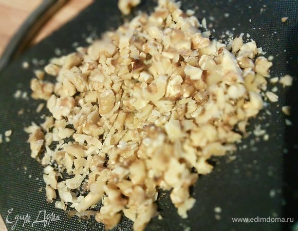 Грецкие орехи нарубила не слишком мелко. 