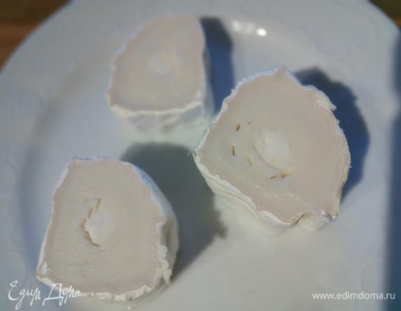 Сыр нарезала медальонами. Сначала взяла козий типа камамбер, потом передумала и поменяла на сливочный, но тоже козий. 