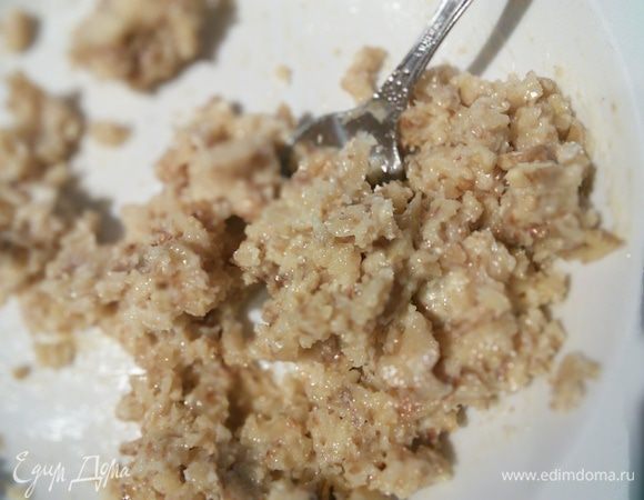 Для корочки смешала рубленные орехи с мягким маслом, мёдом и сухарной крошкой, полученной из сухого белого хлеба. 