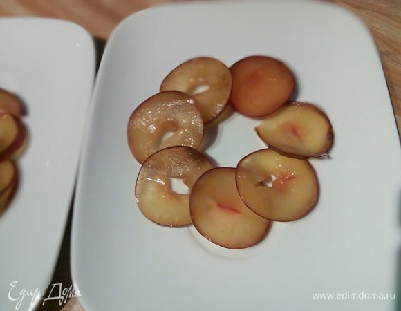 Все подготовительные работы проделаны, теперь осталось собрать блюдо. Итак сливу нарежьте тонкими кружочками. Если слива крупная, разрежьте её пополам. Разложите по кругу. 