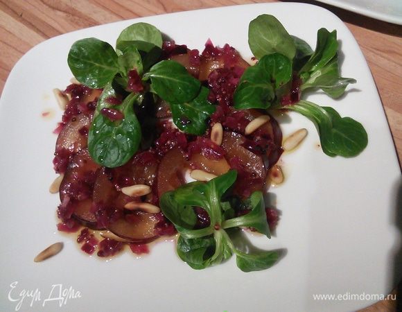 На сливу соус, выложите салат, не много, несколько веточек. И еще несколько капель соуса. Посыпьте кедровыми орешками. 