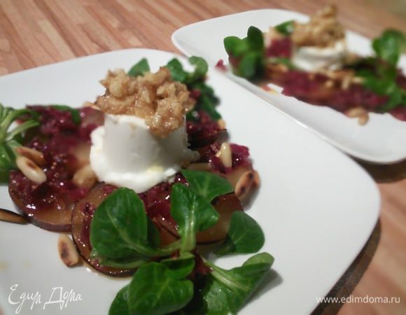 
Аккуратно переносим сырную башенку в центр сливового карпаччо и подаём. Приятного аппетита!  