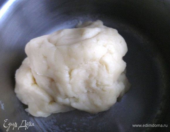 Приготовить шу: 
Вскипятить воду, добавив соль и сахар, размягченное сливочное масло. В кипящую воду (масло должно разойтись в ней) в один прием добавить просеянную муку, огонь выключить, энергично перемешать. Тесто должно хорошо отделяться от стенок. 