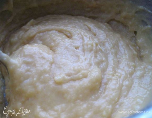 Дать немного остыть, добавить по одному яйца, каждый раз перемешивая  миксером на средней скорости (непродолжительно, комков быть не должно).