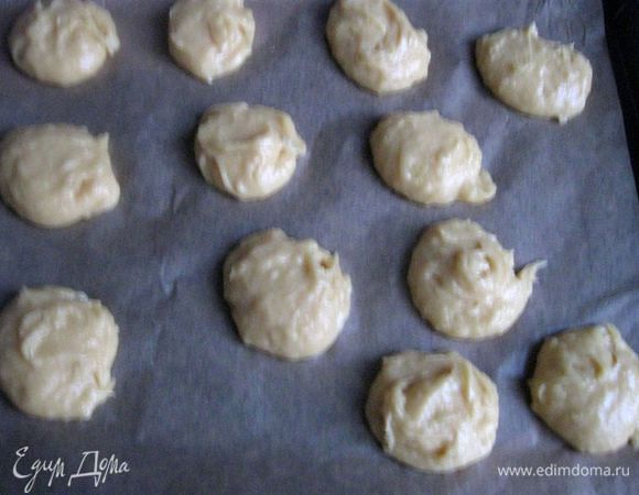 Духовку разогреть до 200С. На противень, на пекарскую бумагу ложкой выложить тесто, поставить в духовку на 35 - 40 минут. Вам может понадобиться чуть меньше  времени, через 30 минут можно проверить (до этого времени духовку не открывать). Выключить духовку, оставить на 3 - 5 минут с приоткрытой дверцей.