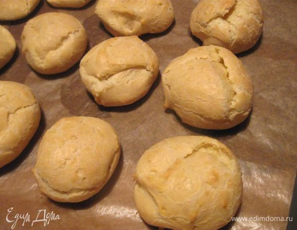 Шу должны быть золотистого цвета. Вынуть из духовки, дать остыть, сделать аккуратный разрез вдоль каждого шу.
