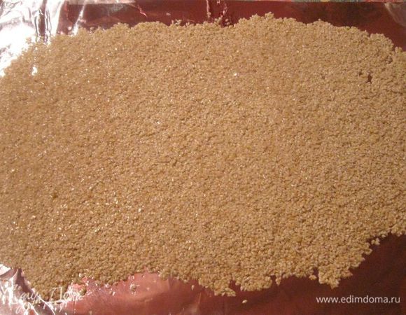 Кунжутная посыпка:
Кунжутные семечки слегка обжарить на сухой сковороде, можно измельчить, можно этого не делать.
Кунжутные «облачка»: 
Сварить в толстой посуде карамель, сбрызнув водой сахар, перемешать с кунжутными семечками, подержать на медленном огне некоторое время, уваривая смесь, разложить тонким слоем на бумагу для выпечки (фольгу), смазанную сливочным маслом. Оставить до полного затвердения. Разделить мокрым ножом на части для декора.
