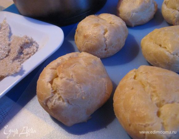 Приготовить лимонный крем: 
Лимон выжать, сливки взбить с сахарным песком миксером, понемногу добавляя сахарный песок во время взбивания, добавить лимонный сок, взбить еще немного.