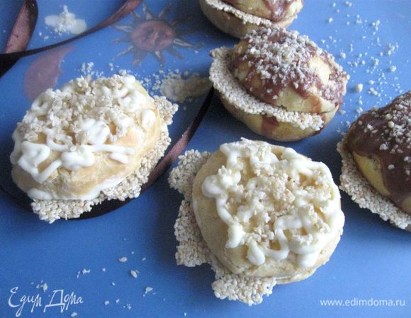 Наполнить кремом, вставить в разрез кунжутное «облачко», украсить сверху кремом с помощью кулинарного шприца, посыпать кунжутом.
