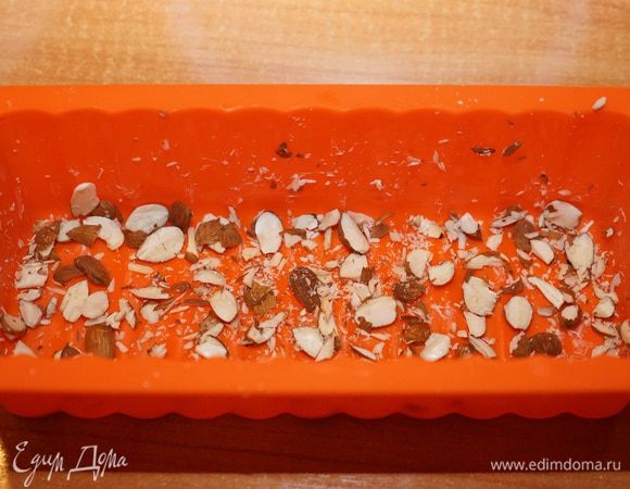 Смазать форму сливочным маслом и присыпать миндальными лепестками (у меня порубленный повдоль ножом миндаль). Силиконовую форму вроде можно и не смазывать, но нам надо, чтобы «приклеились» лепестки.