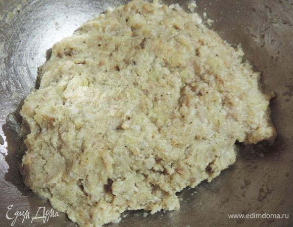 Берем готовый фарш или делаем его сами. В фарше обязательно должно быть немного сала. В фарш добавляем пропущенный через мясорубку лук, заранее замоченный в молоке батон и яйцо. Все вымешиваем до однородности. Солим, перчим по вкусу, я еще добавляю немного сухих прованских трав.