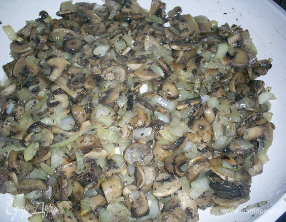 Для грибной начинки шампиньоны обжариваем с луком до золотистого цвета лука. Даем остыть. Начинка обязательно должна быть холодной или слегка теплой.