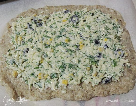 Выкладываем половину фарша на пищевую пленку или смоченную водой бумагу для выпечки слоем, толщиной чуть меньше сантиметра, и придаем ей прямоугольную форму. Сверху выкладываем сырную начинку, не доходя по 1,5 см до краев. 
С помощью пленки или бумаги аккуратно сворачиваем рулет и защипываем края.