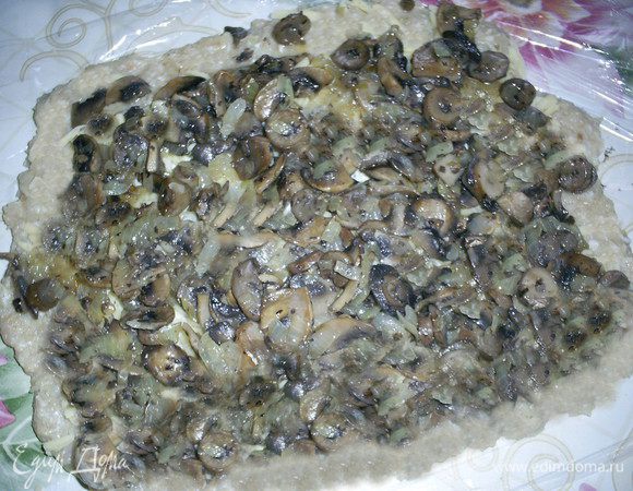 Аналогично поступаем с рулетом с грибной начинкой.