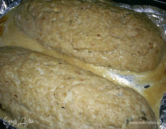 Отправляем рулеты в разогретую до 200 градусов духовку на полчаса. Еще пару раз в процессе приготовления  достаем рулеты из духовки и поливаем их молоком. Они должны стать румяными и заманчиво пахнуть. 