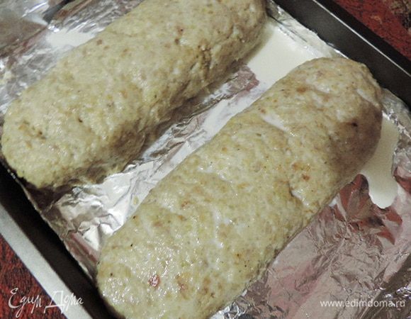 Выкладываем наши рулеты швом вниз на противень, застеленный двумя слоями фольги. Эту операцию лучше выполнять вдвоем: один держит противень возле края стола, второй аккуратно перекладывает рулет. Позовите на помощь кого-нибудь из домочадцев. В нескольких местах прокалываем рулеты вилкой и поливаем молоком (примерно 100мл).
