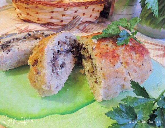 Даем рулетам остыть и перекладываем на блюдо. В оригинале рецепта указывалось, что рулет подается к столу полностью холодным, порезанным на кусочки. Но мы любим его и теплым, хотя так он хуже держит форму.
Из двух рулетов до фотосессии дожил только только тот, который был с грибами:)