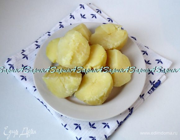 Для лепешек: картофель отварить "в мундире", в слегка подсоленной воде. Очистить от кожуры. Нам потребуется 600 грамм чистого веса.