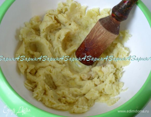 Картофель потолочь толкушкой.