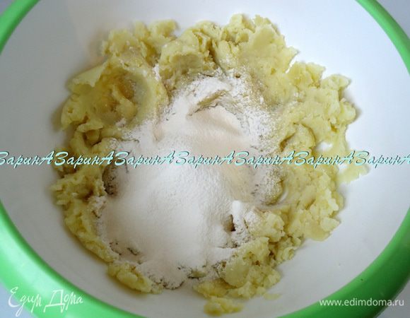 200 гр. муки просеять и замесить тесто. Остальная мука пойдет на подпыл.