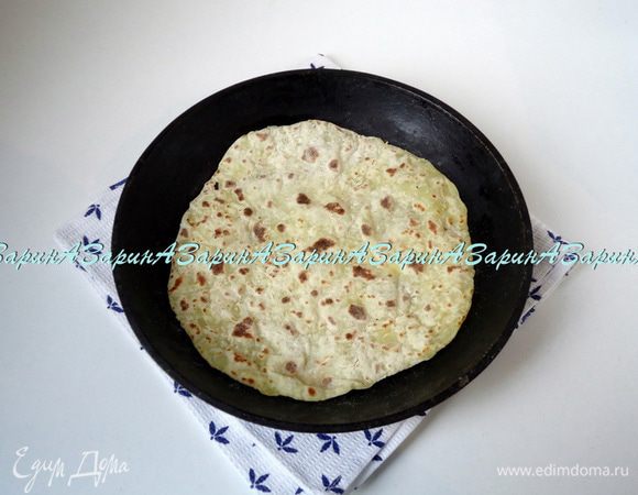 Чугунную сковороду накалить и ничем не смазывать. Выпекать лепешки на среднем огне с двух сторон.