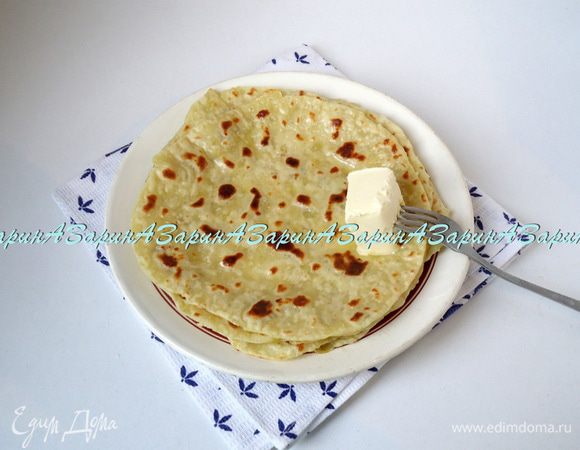 Готовые лепешки обильно смазывать сливочным маслом (или смальцом) и укладывать друг на друга.