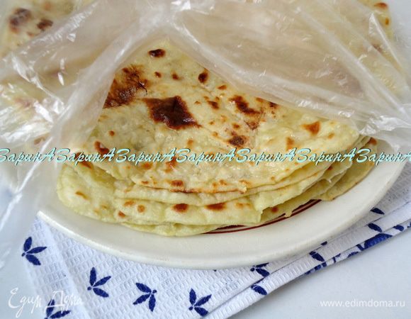 Пока готовится начинка, лепешки необходимо прикрыть пленкой или полотенцем.