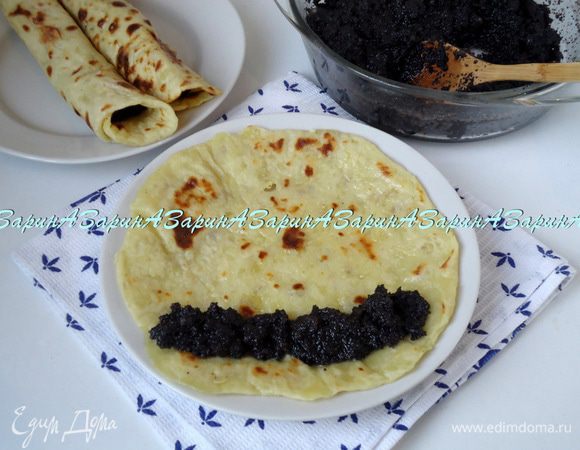 Начинить лепешки маковой начинкой, скручивая их в трубочки.