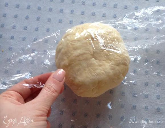 75 г масла растопить, соль растворить в ледяной воде. В миску насыпать муку, влить воду и масло. Хорошо вымесить: тесто должно отставать от стенок миски. Сформировать из теста шар, завернуть в пищевую пленку и поместить в холодильник на 2 ч.