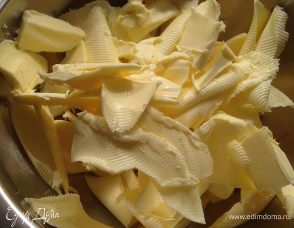 Оставшееся масло нарезать пластинами.