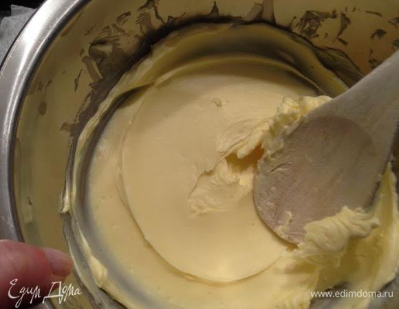 Растереть при помощи деревяной ложки. Не дайте маслу растаять! Затем переложить на лист пергамента, накрыть вторым листом и быстро (!) раскатать в квадрат. Переложить в холодильник на 10 мин.