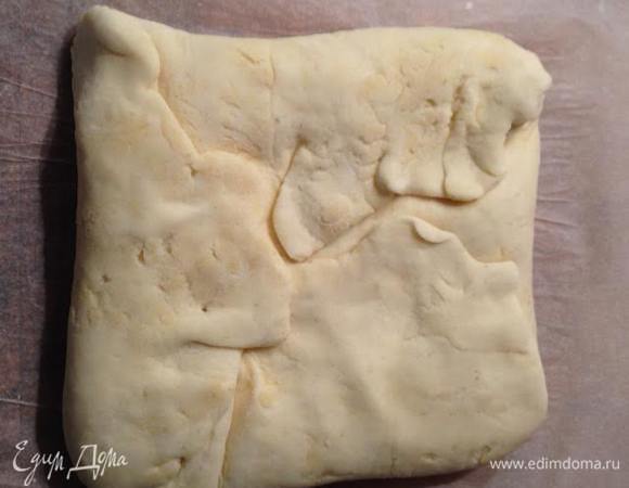 Накрыть его свободными концами теста, нежно оттягивая их.