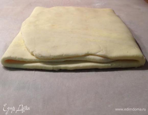 Тесто перевернуть на 90 градусов, т.е. та сторона, в которой видны слои, должна быть напротив вас, снова раскатать и сложить, как в предыдущем пункте и снова в холодильник на 1 ч. Таким образом раскатывать и складывать еще 4 раза, не забывая каждый раз рабочую поверхность присыпать мукой (совсем чуть-чуть). После каждого тура тесо должно отдыхать 2 часа в холодильнике.