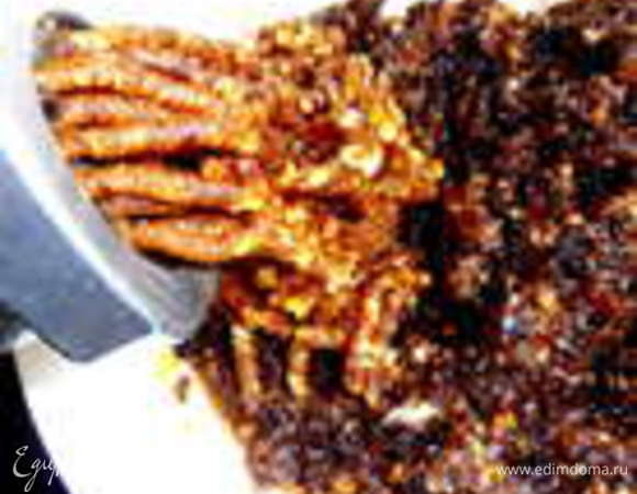 Готовим основу для конфет: перемалываем через мясорубку все сухофрукты, лимон вместе с кожурой, но без косточек. 