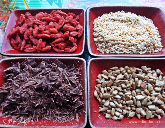 Готовим обсыпку, в которой будем обваливать конфетки. Семечки желательно слегка обжарить на сухой сковороде.