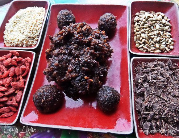 Из перемолотой массы крутим шарики. Данное количество я готовила из половины состава.