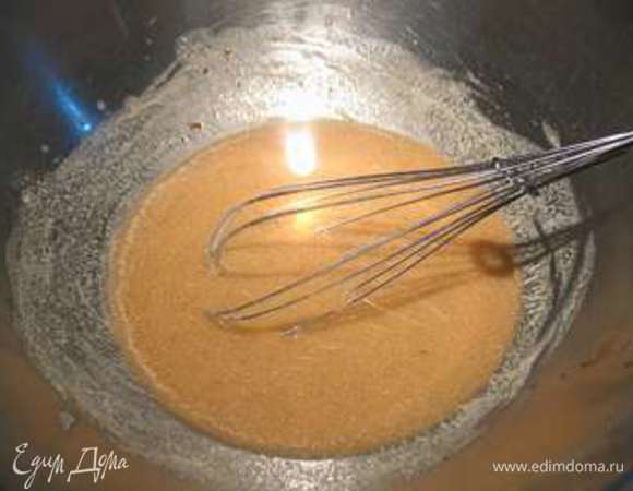 К сливочному маслу комнатной температуры добавить специи, соль и хорошо перемешать. 