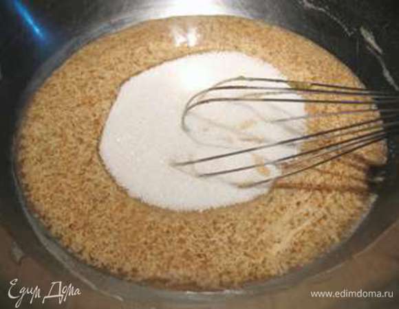 Добавляем разрыхлитель, перемешиваем и всыпаем сахар. Снова хорошо перемешиваем. 