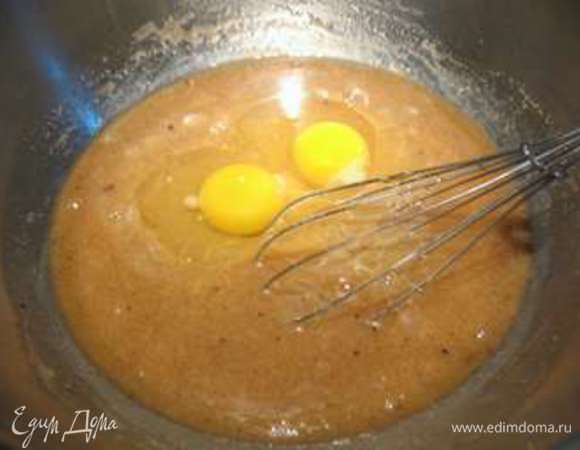 Добавляем яйца и опять перемешиваем. 