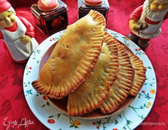 Одними конфетами сыт не будешь, поэтому попробуйте испечь очень вкусные кальцоне от Маргариты: http://www.edimdoma.ru/retsepty/71498-kaltsone-ili-empanadas-calzone-o-empanada