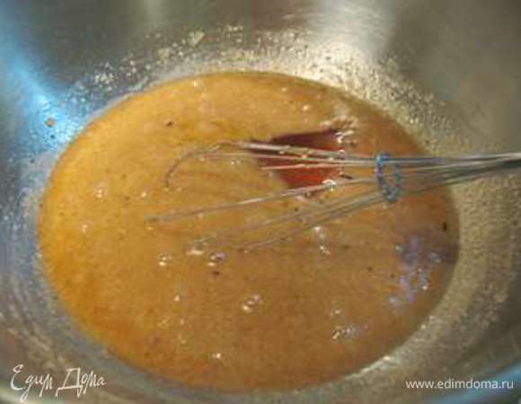 Добавляем мед/инвертный сироп и перемешиваем. В теплой воде растворить кофе, влить в тесто и хорошо перемешать.