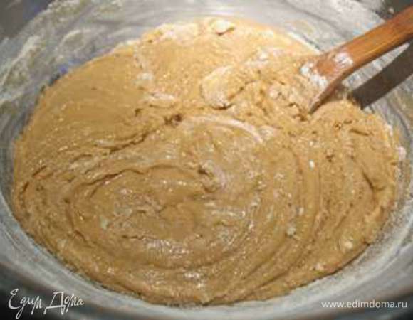 Постепенно частями добавляем муку и замешиваем крутое тесто. 