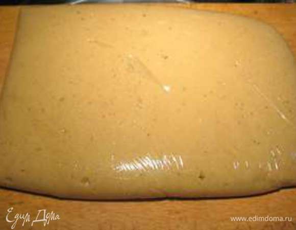 Заворачиваем в пищевую пленку и отправляем тесто на сутки отдыхать в холодильник. 