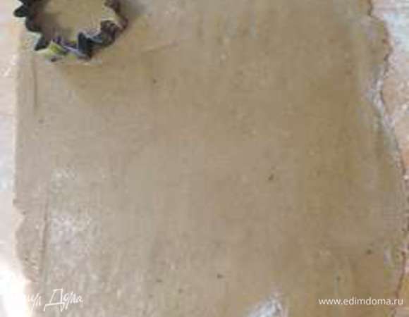 Рабочую поверхность посыпать мукой и положить тесто. Раскатать тесто толщиной 0,5 см. Вырезать из него фигурки и выложить на смазанный растительным маслом противень. 