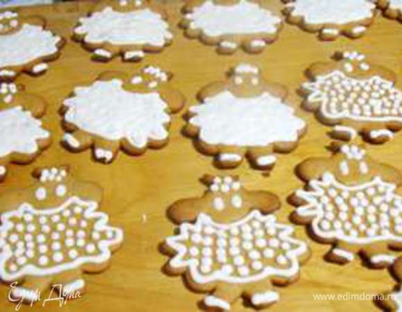 Пока пряники охлаждаются, готовим глазурь:
Разделить яйцо на желток и белок. Белок ставим на паровую баню и, взбивая до густой пены, прогреваем до 60 градусов. Добавить лимонный сок, сахарную пудру и перемешать до однородной консистенции. Разрисовать пряники глазурью.  
Растопить шоколад и нарисовать овечкам глазки и ротик. 
