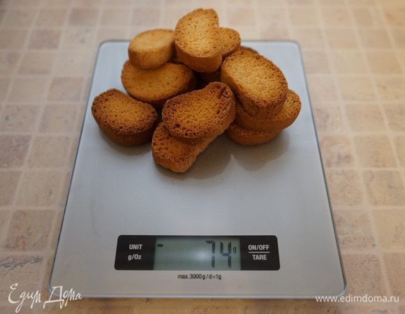 Белые сухари (у меня готовые ванильные или можно самостоятельно подсушить ломтики белого хлеба в духовке) измельчить в кофемолке в муку. Надо взять сухарей с запасом, например, грамм 70-80, обязательно просеять – получится как раз 60 грамм сухарной муки. 