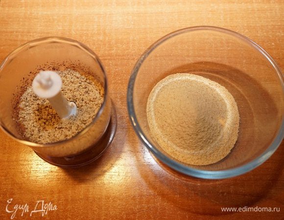 Поджаренный фундук измельчить в блендере. Смешать сухари с орехами. Включить разогреваться духовку до 160 градусов. 