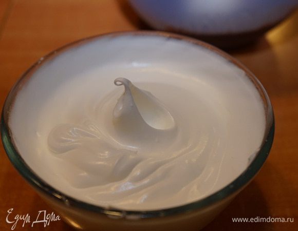 Белки (130 грамм белков - это примерно 4 белка) взбить с сахаром в крепкую пену. Для этого в самом начале взбивания добавить щепотку соли в белки и на средней скорости взбивать до мягких пиков, не прекращая взбивать постепенно добавить сахар и взбивать до средних пиков.