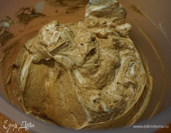 Аккуратными движения лопаточки снизу-вверх вмешать белки в шоколадно-масляную массу, чтобы белки не осели.